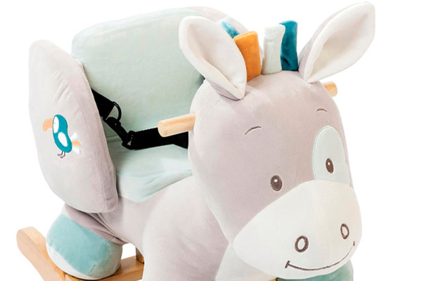 Pluche hoofd met houten handvaten.