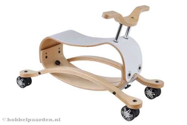 Loopauto model op wieltjes.